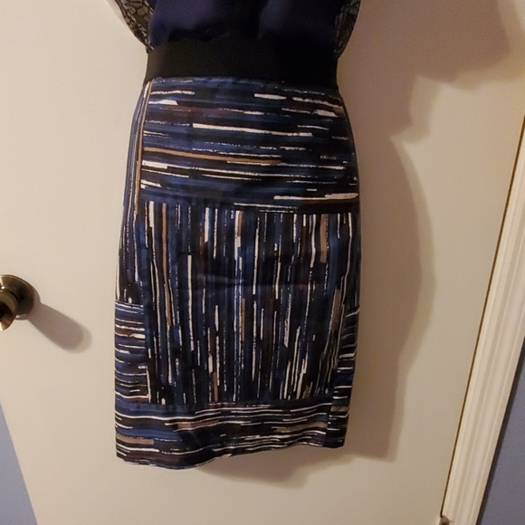 DONATING! Ann Taylor Lined Skirt Size 8 - Picture 2 of 5
